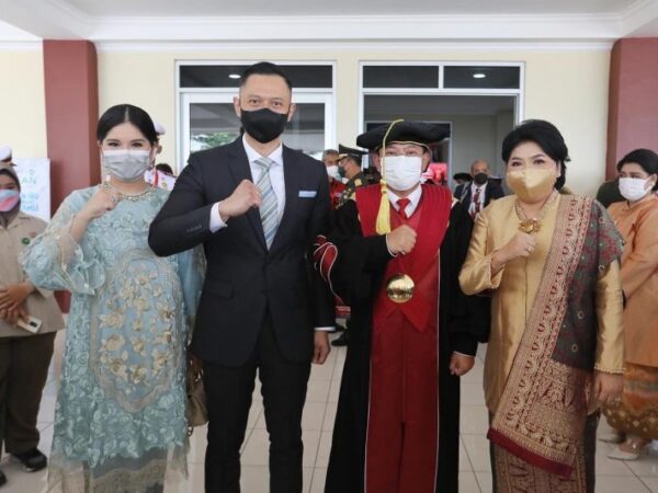 Hadiri Pengukuhan Profesor Kehormatan dr. Terawan, AHY Nostalgia di Kampus Unhan