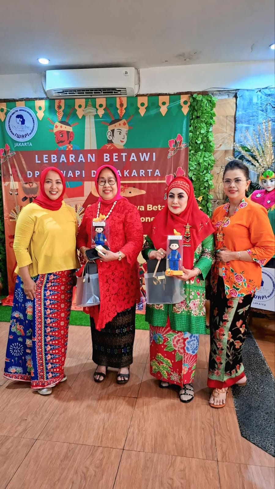 Menghadiri sekaligus memberikan sambutan di acara IWAPI DKI Jakarta