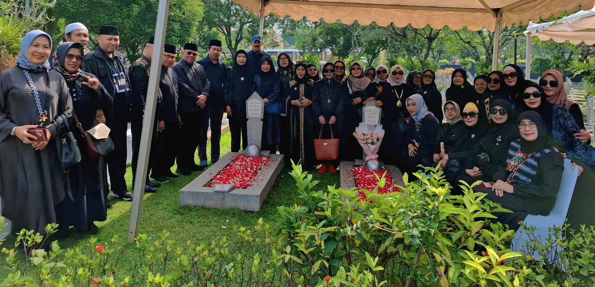 Bersama-sama Pengurus Majelis Taklim Ani Yudhoyono (MTAY) berziarah ke makam Almh. Ibu Ani Yudhoyono
