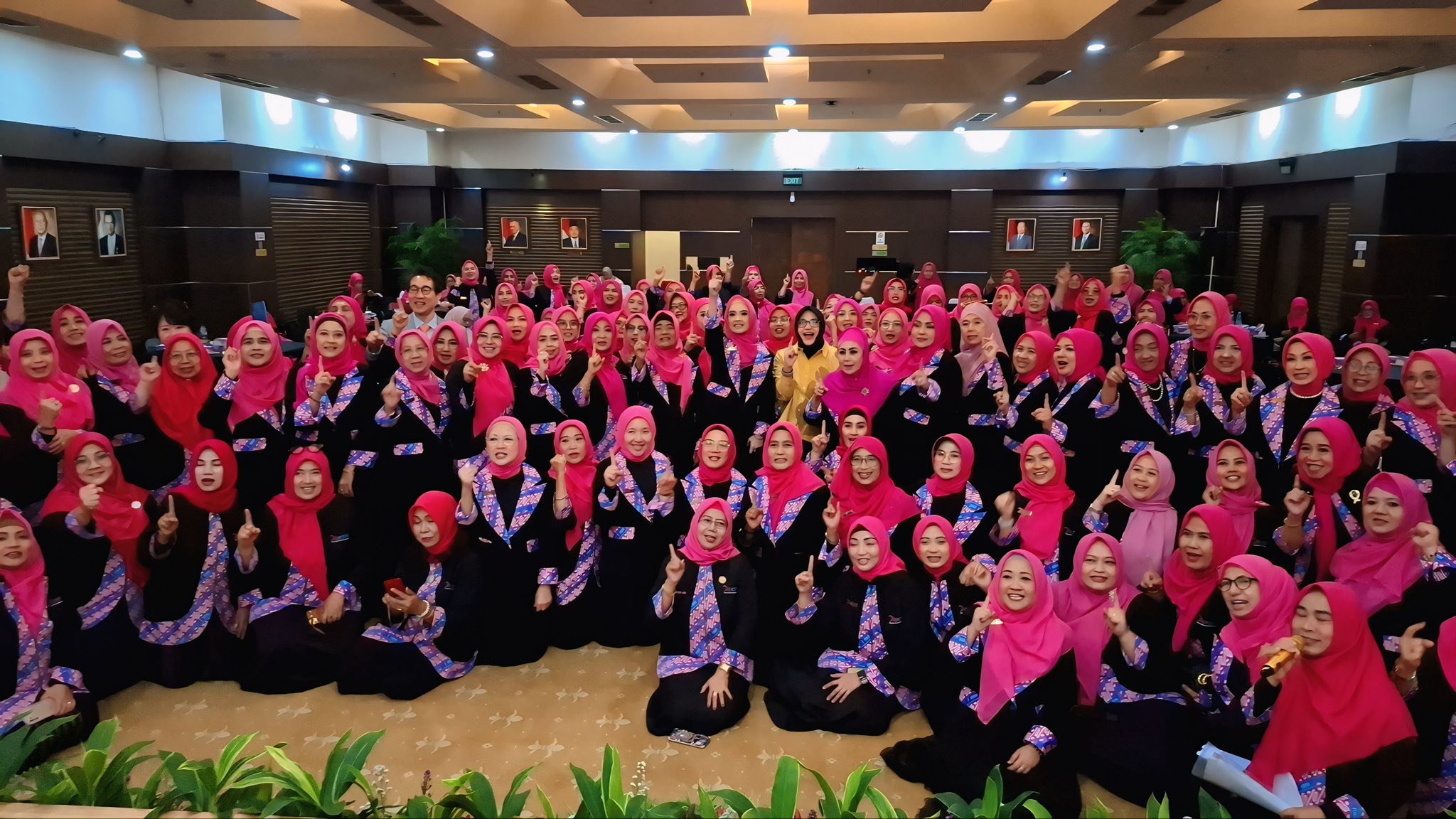 Hadir sebagai Dewan Pembina pada acara Pengukuhan Pengurus Pusat Ikatan Pengusaha Muslimah Indonesia (IPEMI) Periode 2025-2030 Hadir sebagai Dewan Pembina pada acara Pengukuhan Pengurus Pusat Ikatan Pengusaha Muslimah Indonesia (IPEMI) Periode 2025-2030