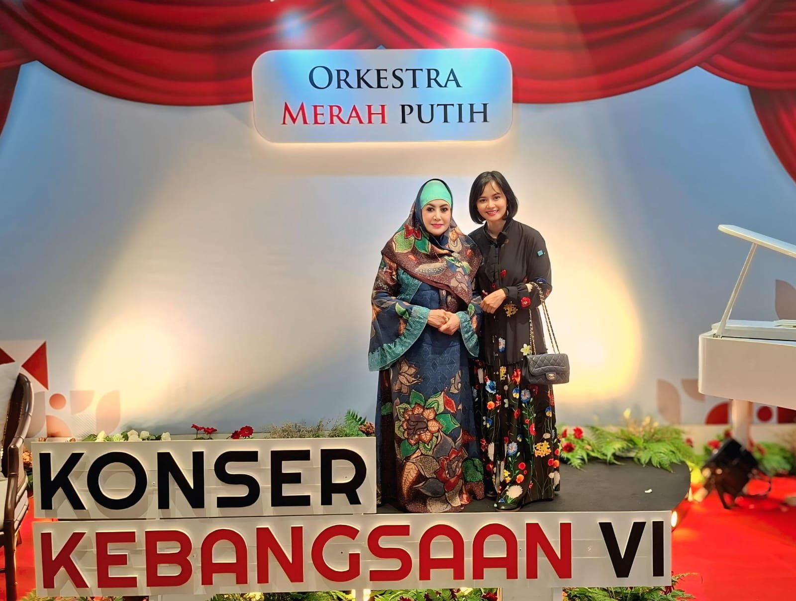 Menghadiri Konser Kebangsaan Orkestra Merah Putih pimpinan Dr. Isnaeni Achdiat Menghadiri Konser Kebangsaan Orkestra Merah Putih pimpinan Dr. Isnaeni Achdiat