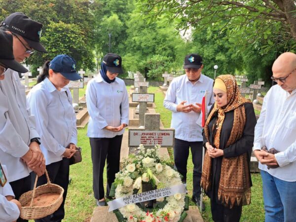 Mengikuti Upacara Tabur Bunga dalam Rangka Hari Kesehatan Nasional ke-61 Tahun 2025