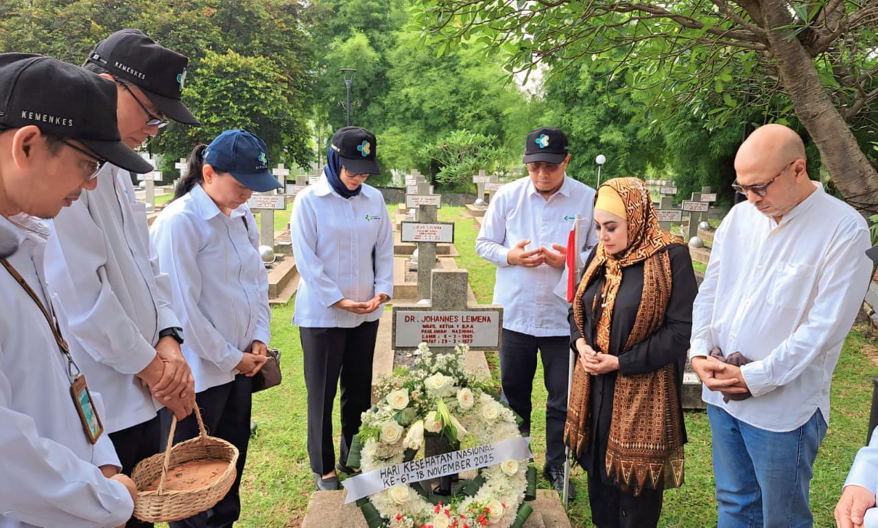 Mengikuti Upacara Tabur Bunga dalam Rangka Hari Kesehatan Nasional ke-61 Tahun 2025 Mengikuti Upacara Tabur Bunga dalam Rangka Hari Kesehatan Nasional ke-61 Tahun 2025