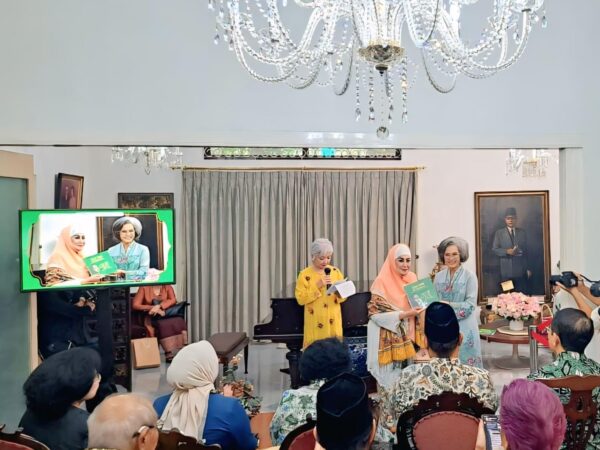 Menghadiri acara peluncuran buku pada peringatan “Satu Abad (almh) Ibu Rahmi Hatta” isteri dari Bung Hatta