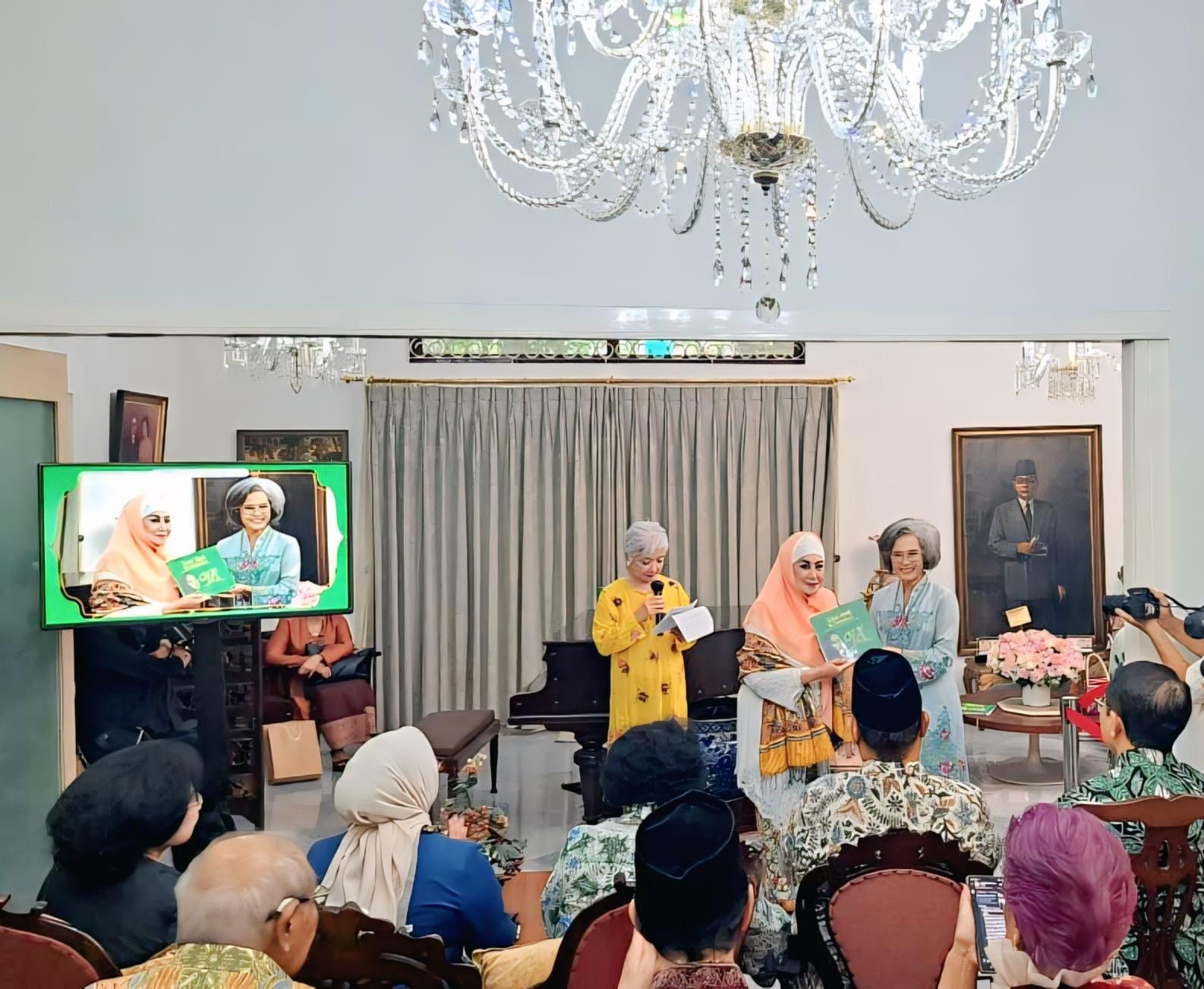 Menghadiri acara peluncuran buku pada peringatan “Satu Abad (almh) Ibu Rahmi Hatta” isteri dari Bung Hatta Menghadiri acara peluncuran buku pada peringatan “Satu Abad (almh) Ibu Rahmi Hatta” isteri dari Bung Hatta