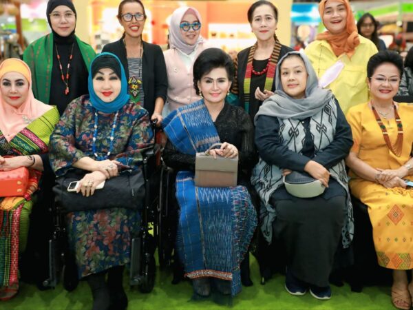 Menghadiri pagelaran Ulos dengan tema “Ulos Berdaya Berkarya” oleh Anne Avantie