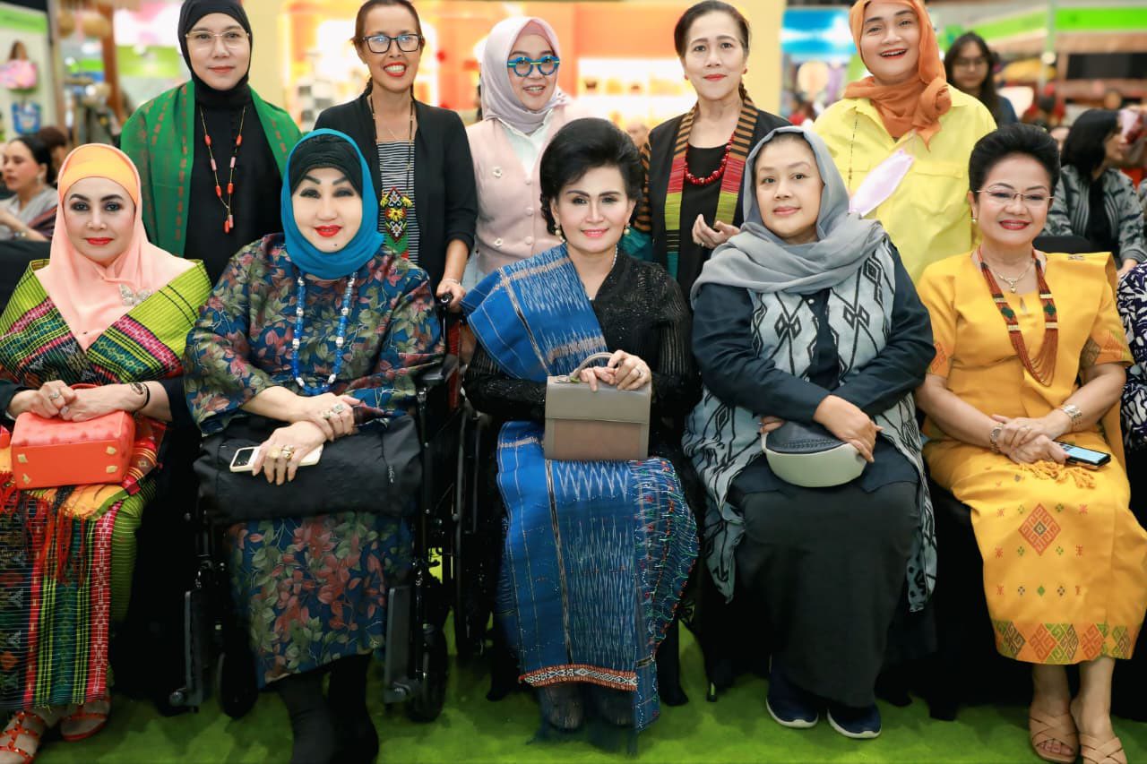 Menghadiri pagelaran Ulos dengan tema “Ulos Berdaya Berkarya” oleh Anne Avantie